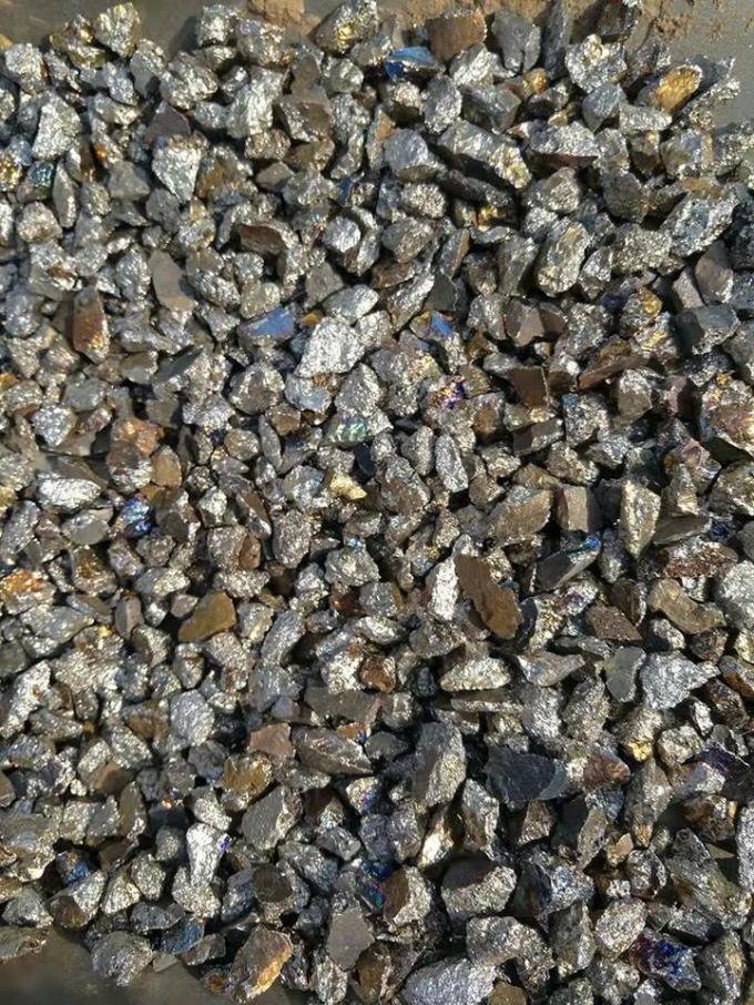 胎児はFerrotitanium 70の金属の固まりを合金にする