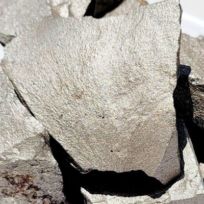 Ferrotitanium 70のチタニウムの鉄の合金の銀製灰色